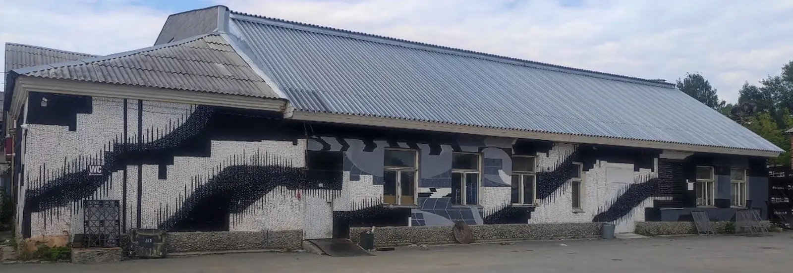 Уличная роспись на фасаде здания